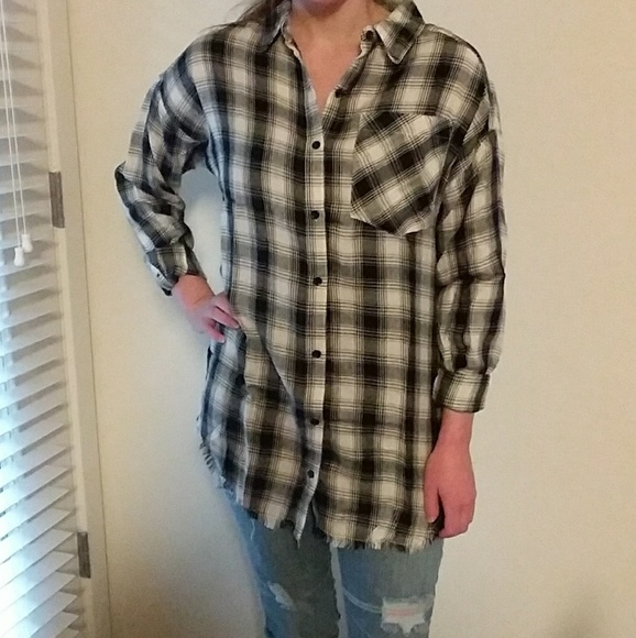 Tops - 🎉HP🎉 Plaid Fringe Shirt